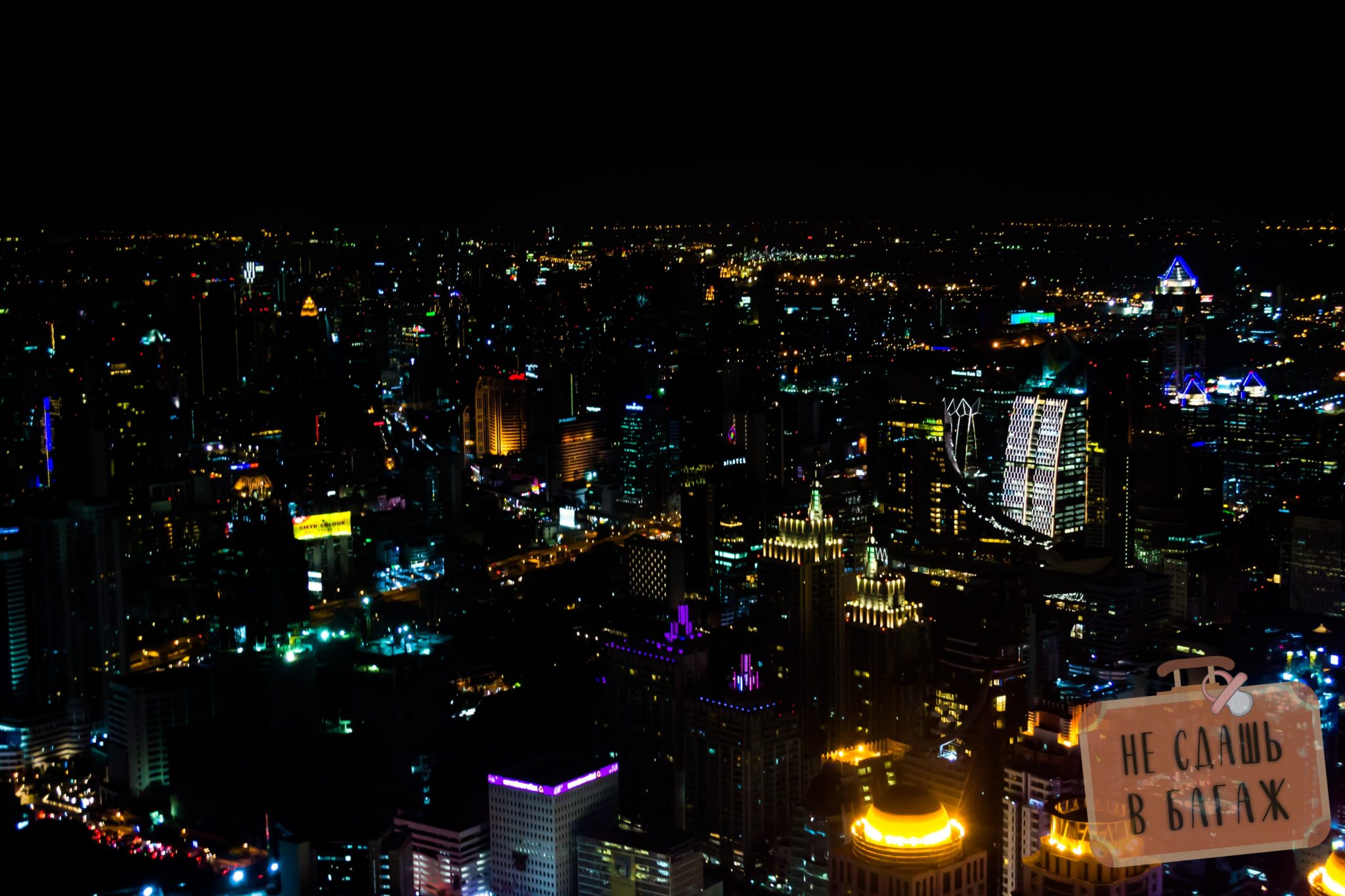 Вид на ночной Бангкок с небоскреба Байок Скай