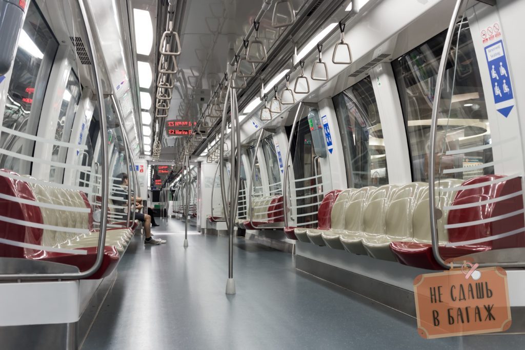 Интерьер поезда в метро Сингапура