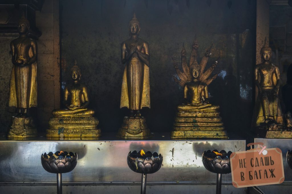Статуи Будды во всех позах: стоящий, лежачий, сидячий