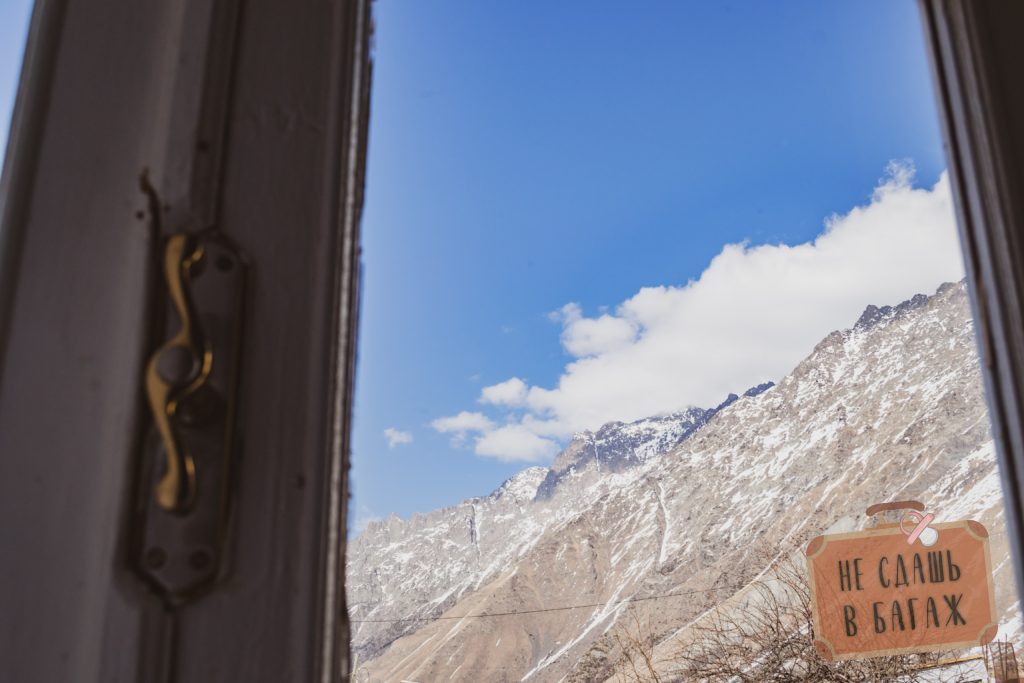 Вид из окна гестхауса в Казбеги