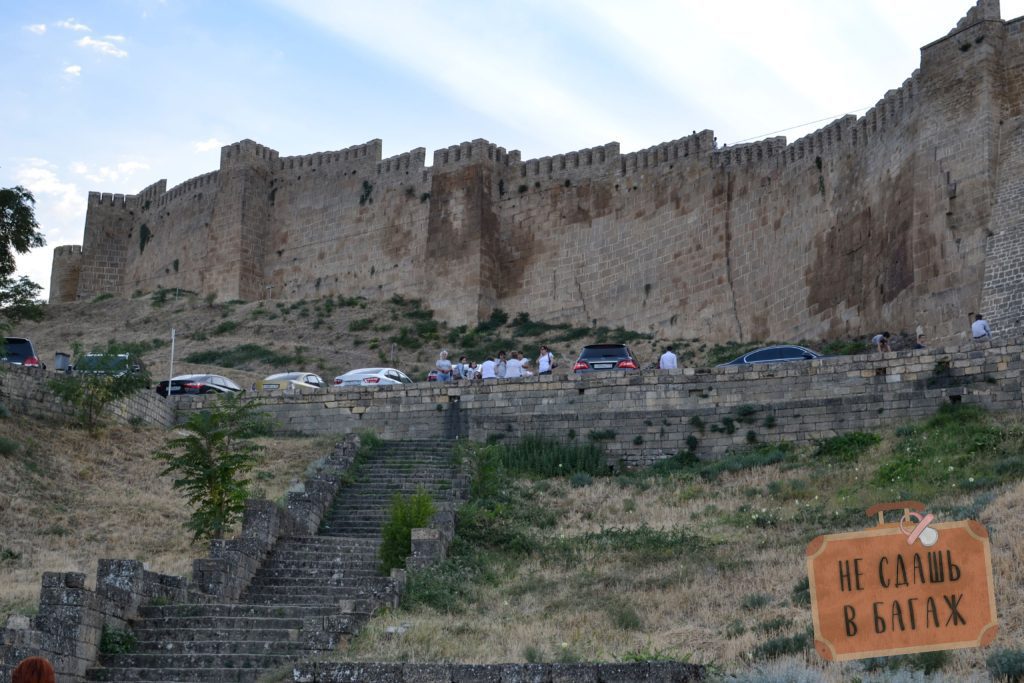 Подъем на крепость Нарын-Кала