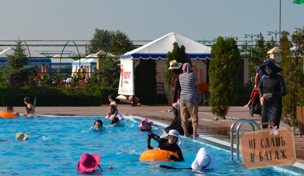 маленький бассейн на территории санатория Каспий для тех, кому нельзя в купальнике