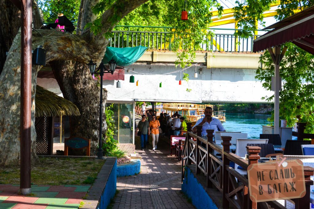 кафе под желтым мостом в Манавгате