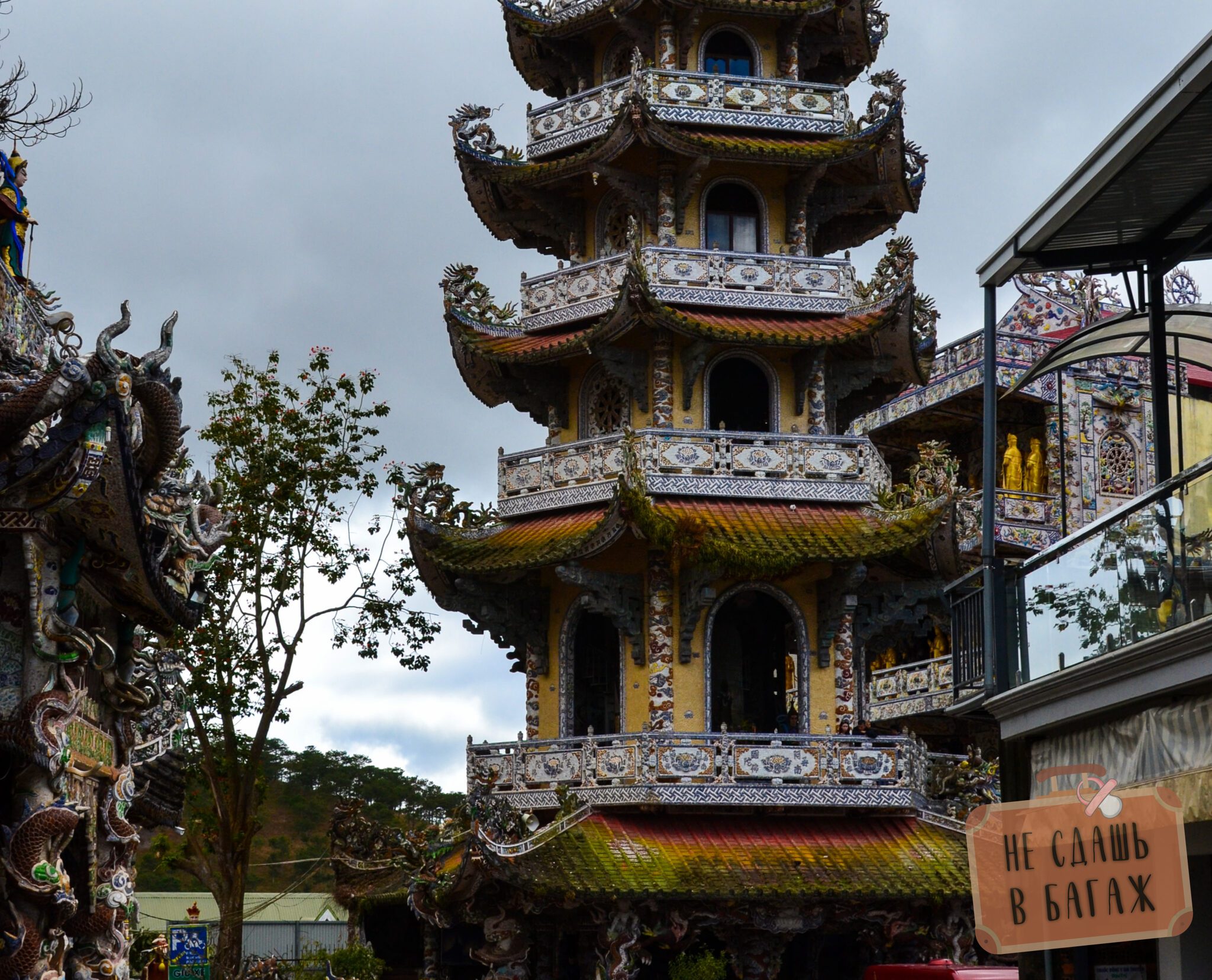 пагода Линь Фуок сделана из кусочков стекла и керамики