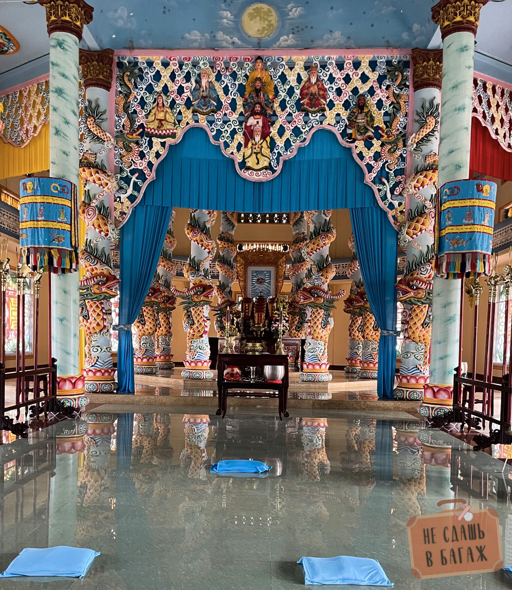 храм КаоДай рядом с пагодой Линь Фуок